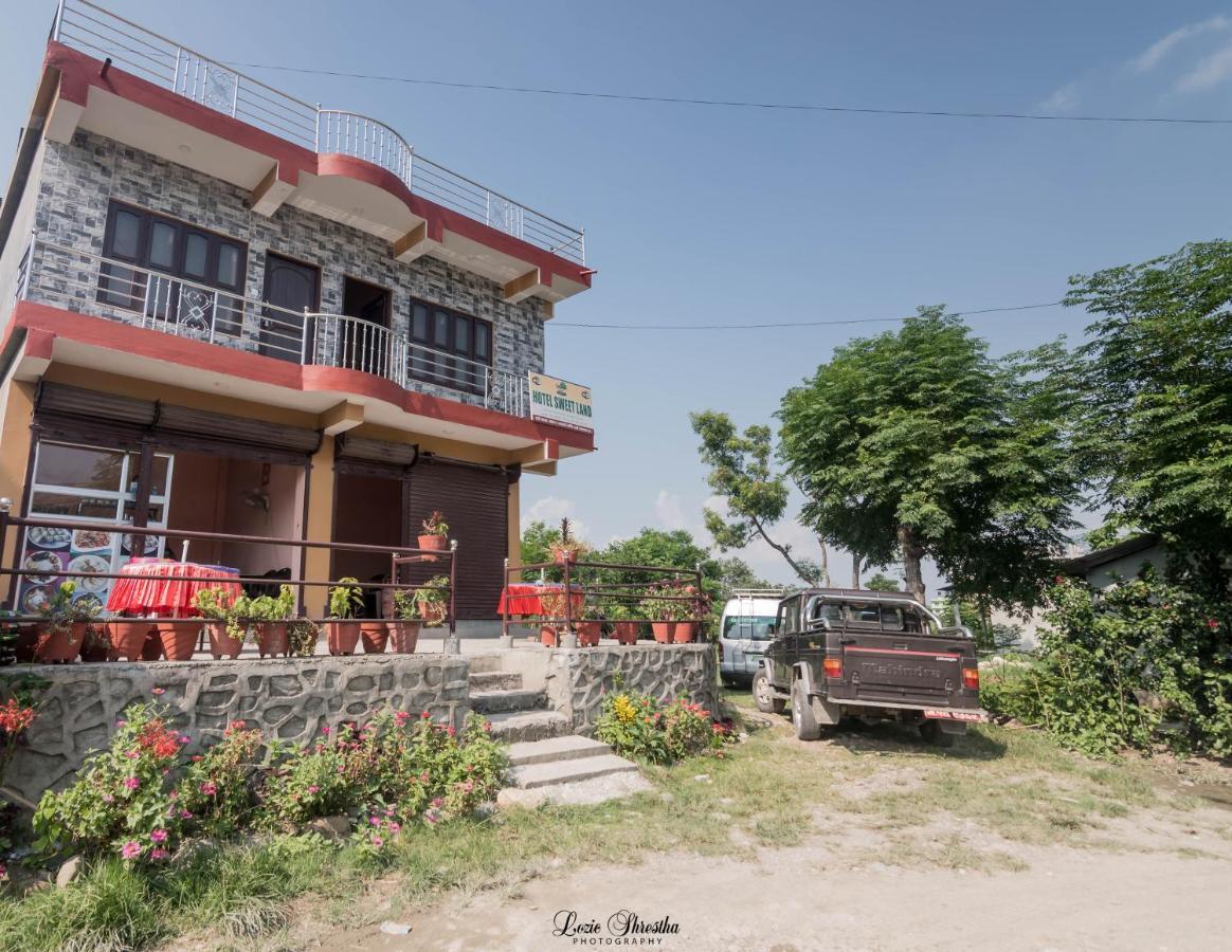 Hotel Sweetland Sauraha Bagian luar foto